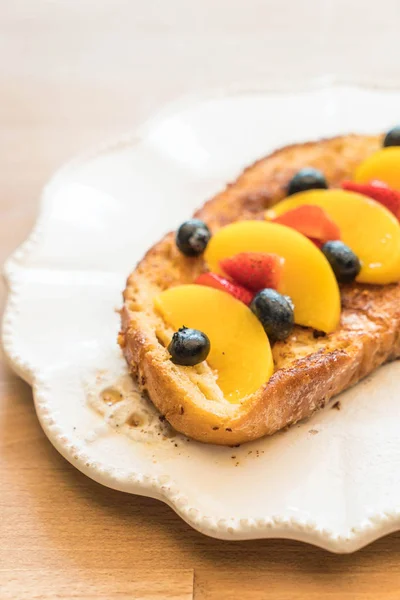 French toast with peach, strawberry and blueberries — Stock Photo, Image