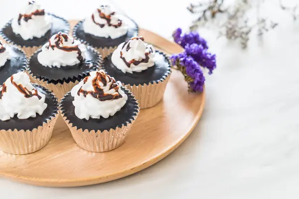 krem şanti ile çikolatalı kek