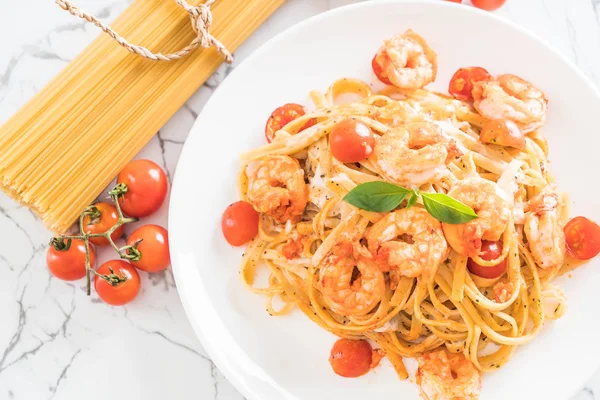 Spagetti karides, domates, fesleğen ve peynir ile 