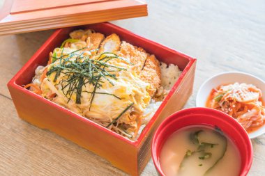 Kızarmış pirzola domuz (katsudon)  