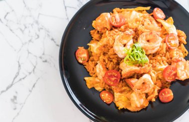 Kore baharatlı sos ve karides kızarmış pilav