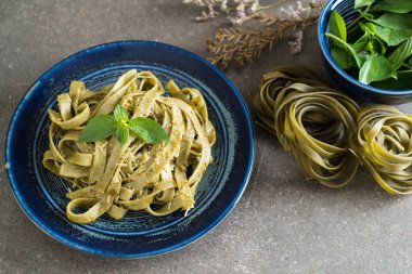 ıspanak fettuccine plaka üzerinde