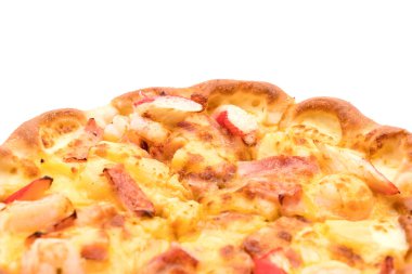 Beyaz arka plan üzerinde izole hawaiian deniz ürünleri pizza 