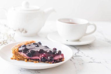 böğürtlenli turta çay ile