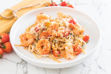 Spagetti karides, domates, fesleğen ve peynir ile 