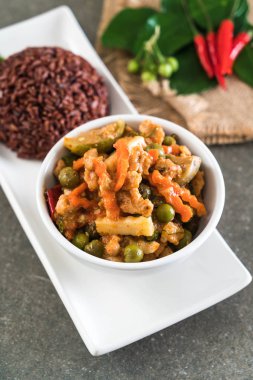 Domuz eti ve berry pirinç Panaeng köri