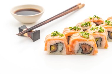 ızgara somon suşi roll - Japon gıda tarzı