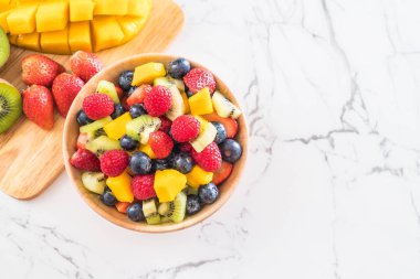 karışık taze meyve (çilek, ahududu, yaban mersini, kivi, mang