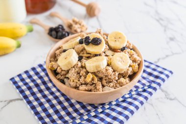 Granola muz, Kuru üzüm ve süt ile 