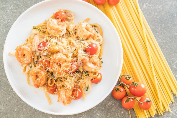 Spagetti karides, domates, fesleğen ve peynir ile 