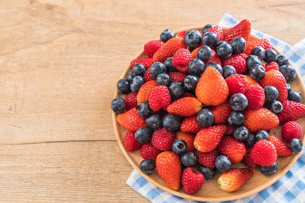 taze yaban mersini, çilek ve rasberry 