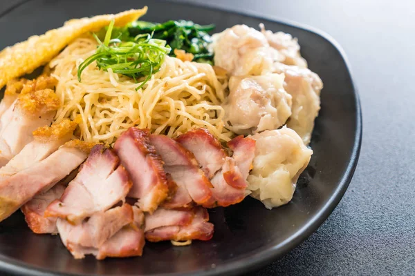 Yumurta noodle kırmızı kızarmış domuz, gevrek domuz eti, köfte ve çorba ile 