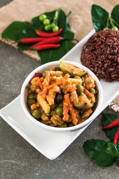 Domuz eti ve berry pirinç Panaeng köri