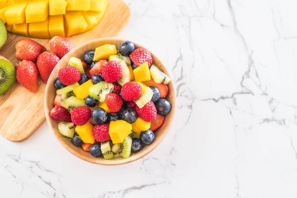 karışık taze meyve (çilek, ahududu, yaban mersini, kivi, mang