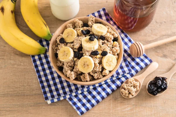 Granola muz, Kuru üzüm ve süt ile 