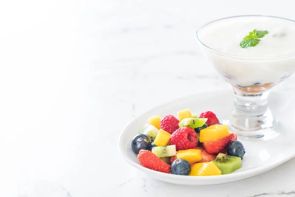 Yogur con fruta mixta (fresa, arándanos, frambuesa, kiw) — Foto de Stock