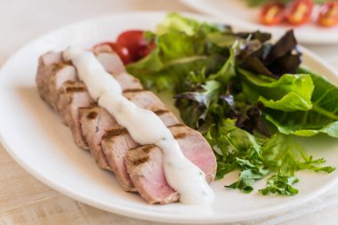 Tuna biftek salatası ile