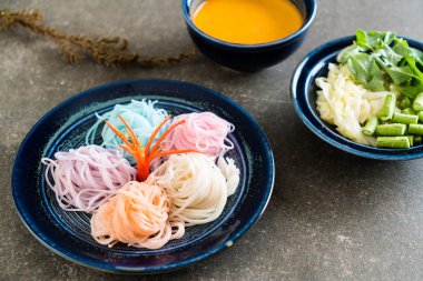 erişte ile balık köri sos ve sebze