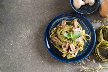 Mantarlı ıspanak fettuccine