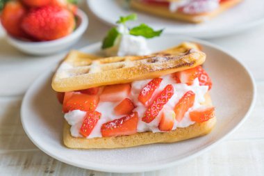 ahşap üzerine çilek ile waffle