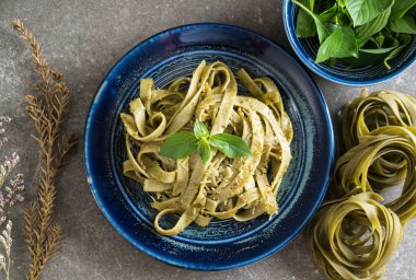 ıspanak fettuccine plaka üzerinde