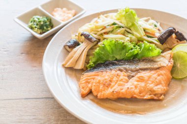 sebze ile kızarmış som balığı biftek