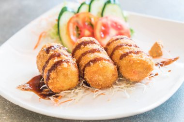 Kızarmış patates Tonkatsu sos ile