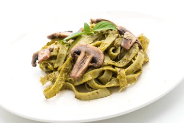 Mantarlı ıspanak fettuccine