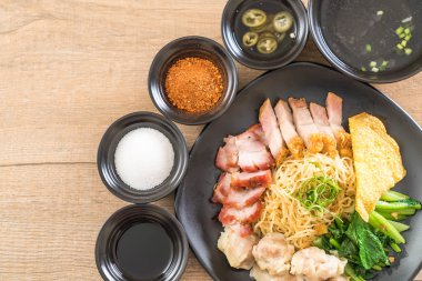 Yumurta noodle kırmızı kızarmış domuz, gevrek domuz eti, köfte ve çorba ile 