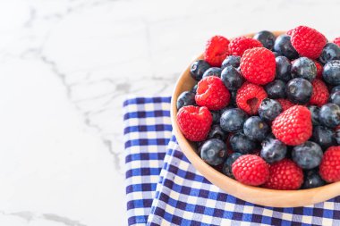 taze yaban mersini ve rasberry 