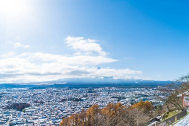 Kawaguchiko şehir manzarası ile kar 