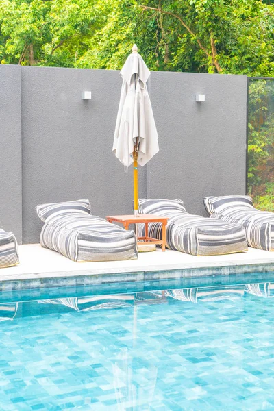 Güzel lüks şemsiye ve sandalye etrafında Açık Yüzme Havuzu