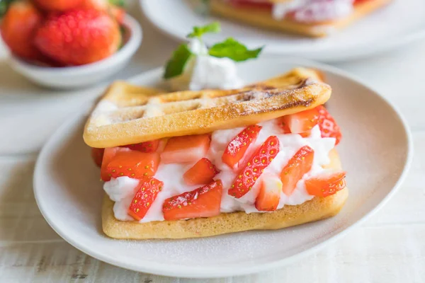 ahşap üzerine çilek ile waffle