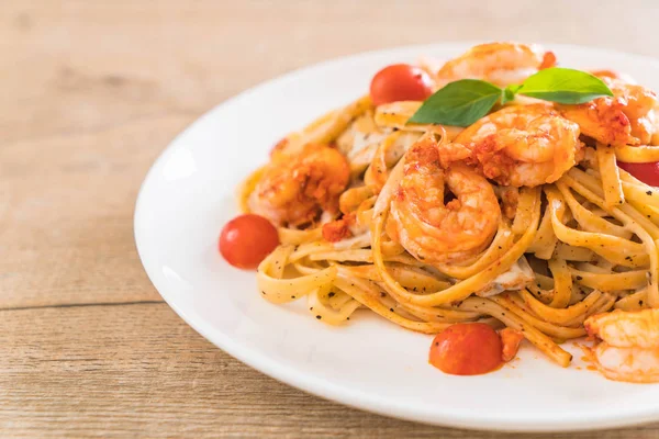 Spagetti karides, domates, fesleğen ve peynir ile 