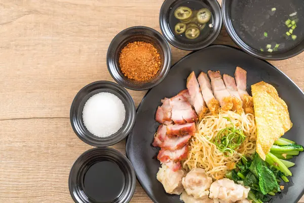 Yumurta noodle kırmızı kızarmış domuz, gevrek domuz eti, köfte ve çorba ile 