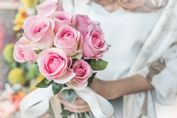 Çiçek buketi holding eller