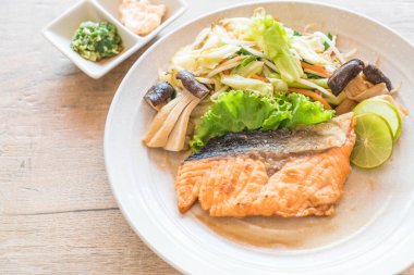 sebze ile kızarmış som balığı biftek