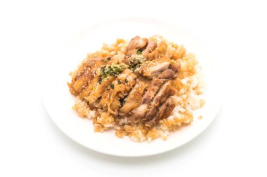 Teriyaki tavuk tepesinde pirinç 