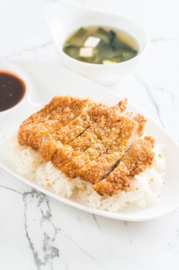 tepesinde pirinç (tonkatsu) ile miso çorbası kızarmış domuz eti