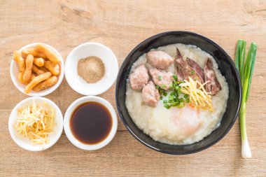 domuz eti ve yumurta ile pirinç lapası