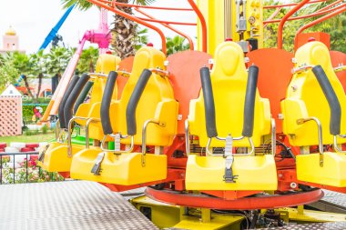 Renkli lunapark treni koltuk eğlence parkı 
