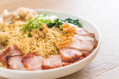 Yumurta noodle kırmızı kızarmış domuz, gevrek domuz eti, köfte ve çorba ile 