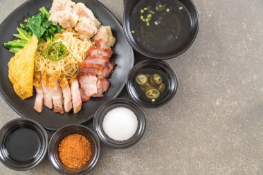 Yumurta noodle kırmızı kızarmış domuz, gevrek domuz eti, köfte ve çorba ile 