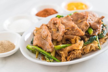 soya sosu ve domuz kızarmış noodle 