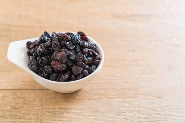 kabın içinde siyah kuru üzüm