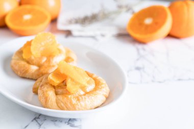 Turuncu plaka üzerinde tart