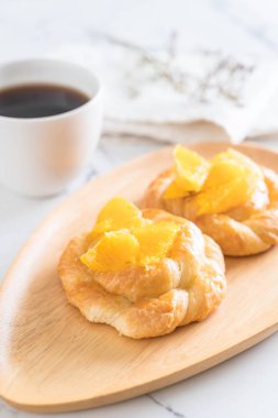 Turuncu pasta plaka üzerinde