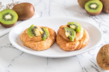 kivi tart plaka üzerinde