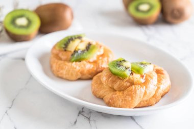 kivi tart plaka üzerinde