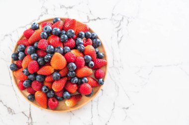 taze yaban mersini, çilek ve rasberry 